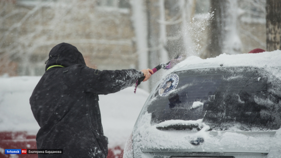 Накат на дорогах, снег на обочине и ухудшение погоды: томских водителей просят быть острожными