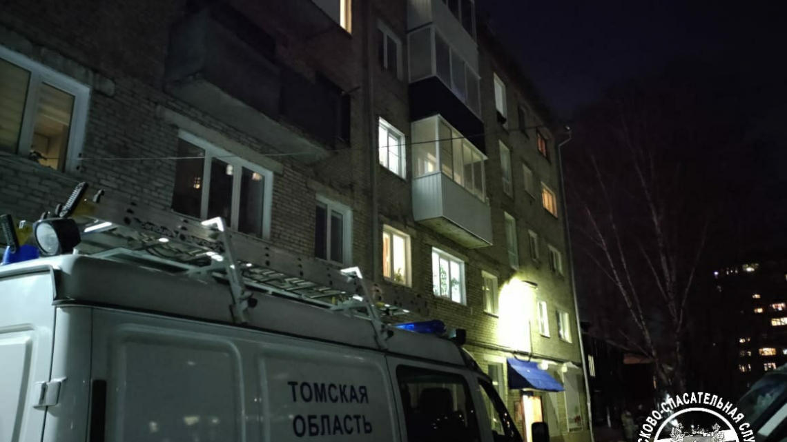 Около двух часов томские спасатели уговаривали мужчину не прыгать с окна пятиэтажки