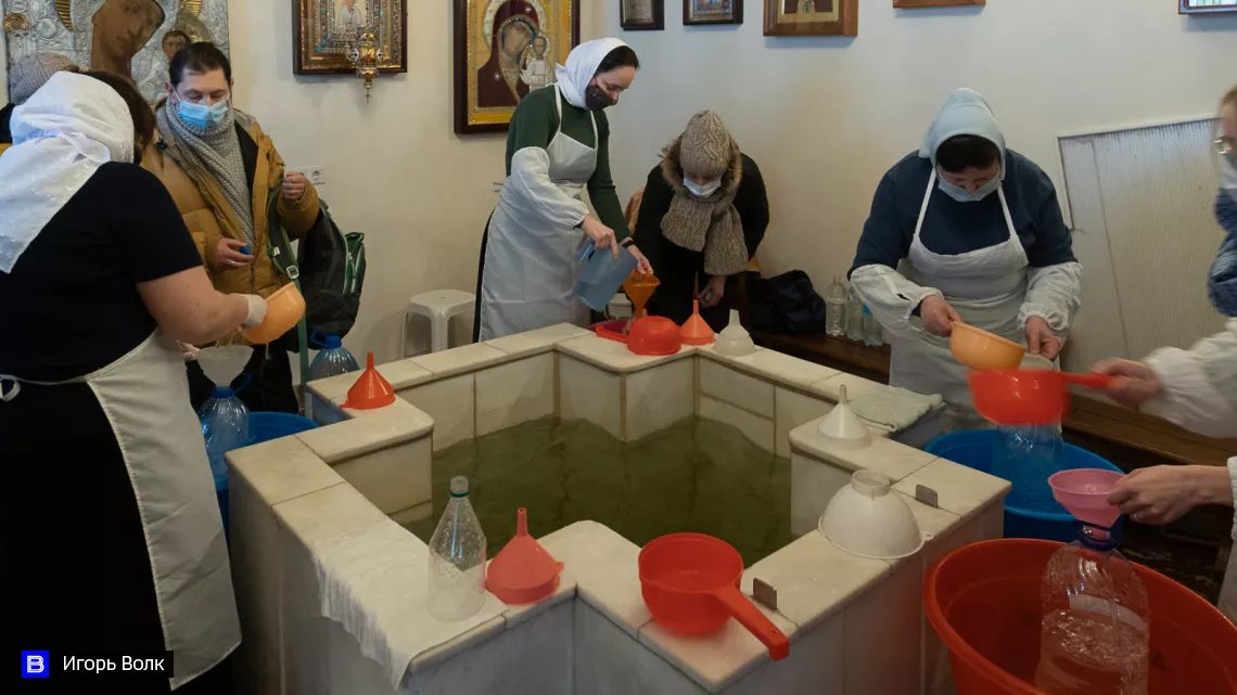 Хранить или вылить: что делать с прошлогодней крещенской водой