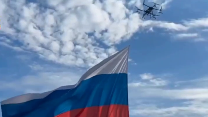 Флаг России площадью 96 квадратов подняли беспилотником над Томском