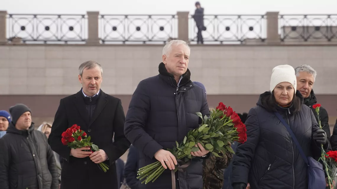 Владимир Мазур посетил томский стихийный мемориал в память о погибших при теракте в подмосковном Красногорске