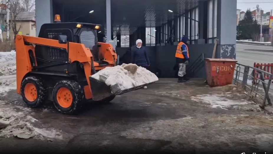 Подземные переходы от снега и льда расчищают в Томске