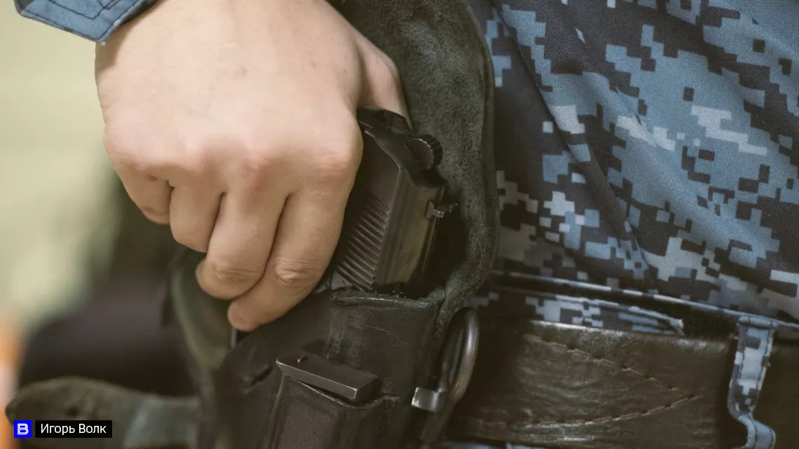 На территории томской школы агрессивный мужик нападал на прохожих