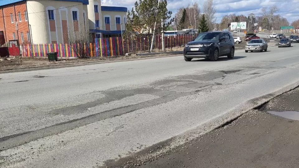 Опасные выбоины убрали на Шегарском тракте в сторону села Тимирязевского