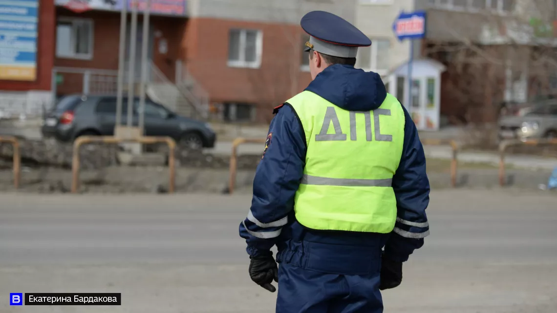 Томич в разгар ссоры повредил стекло чужого автомобиля
