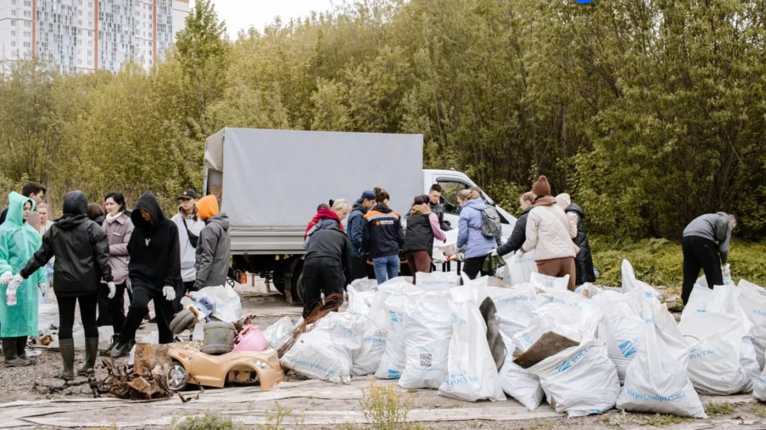 Свыше 350 кг мусора собрали экоактивисты на берегу Ушайки в Томске