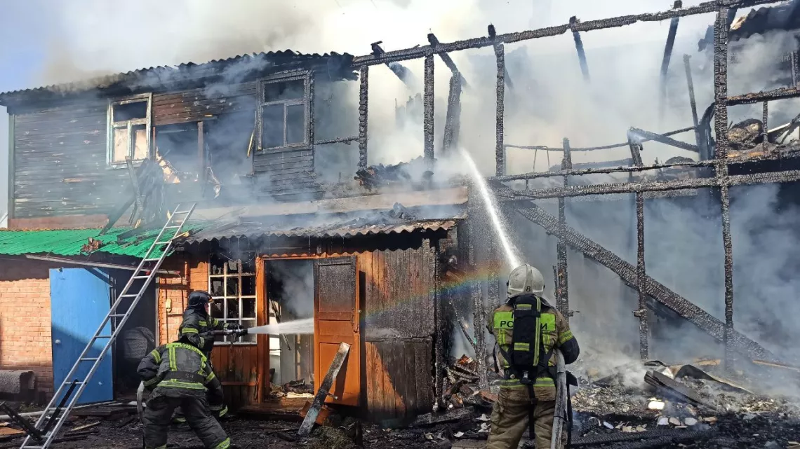 Три человека пострадали на пожаре в Томске