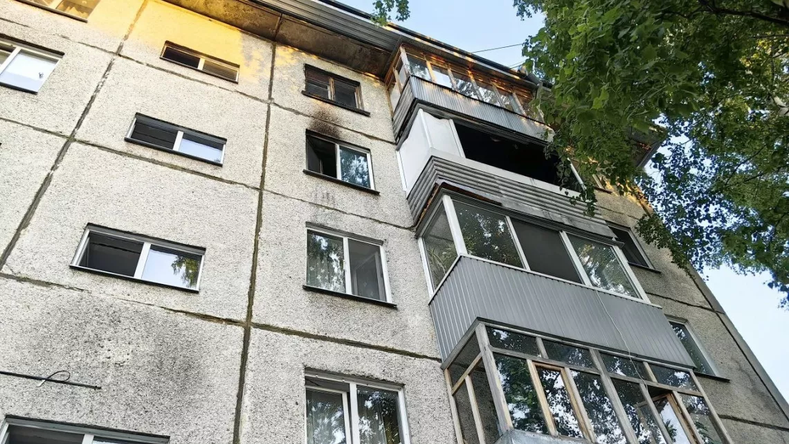 Две девушки спустились из окна четвертого этажа, спасаясь от пожара в Северске