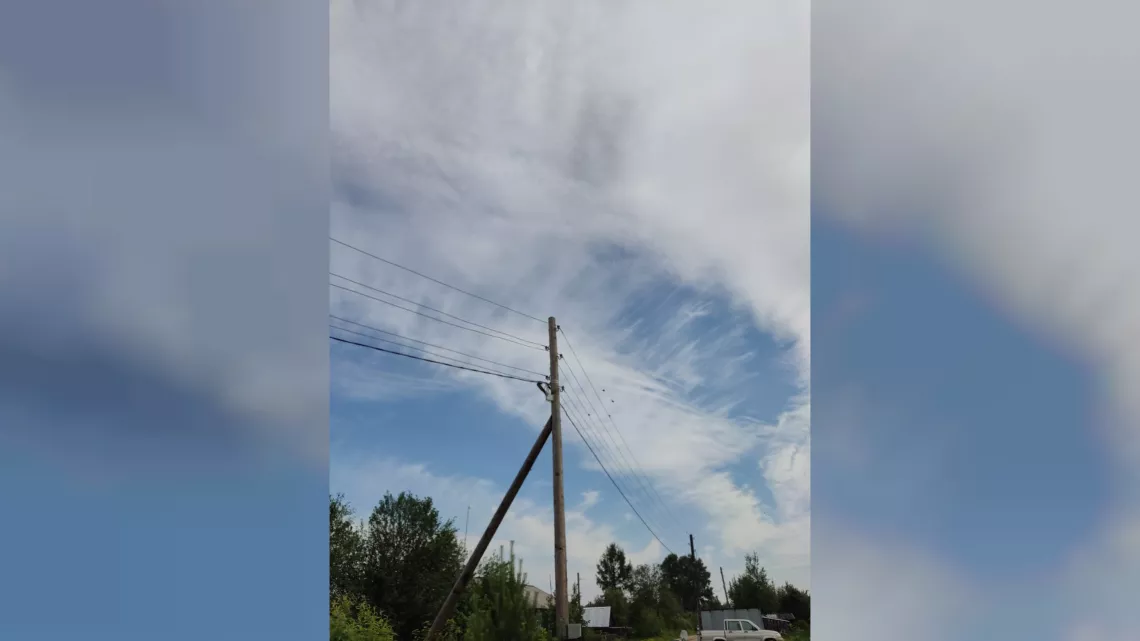 Более километра проводов ЛЭП заменили в томском поселке Октябрьский