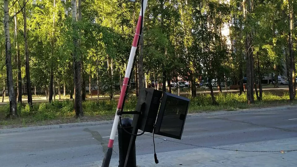 В Стрежевом автомобиль врезался в электрозаправку