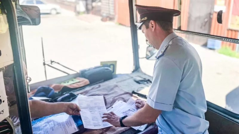 Сотрудники ГИБДД проверили автобусы в Северске и нашли нарушения