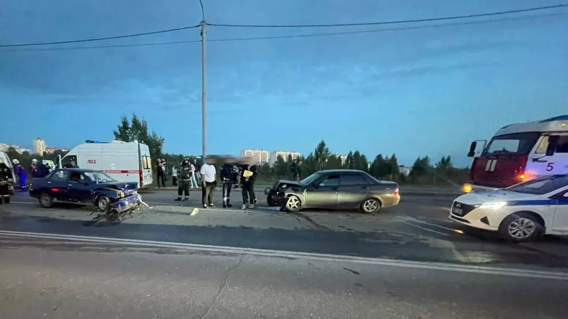В Томске трех человек увезли в больницу после ДТП на Обручева