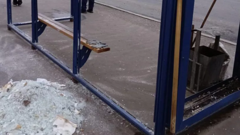 В Северске вандалы разгромили четыре остановки
