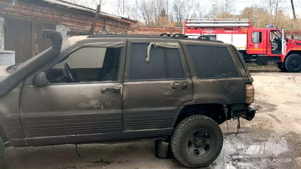 Автомобиль Jeep Grand Cherokee горел в гараже в Томске
