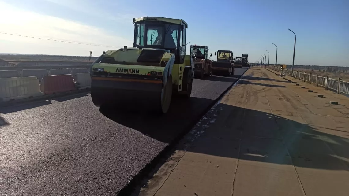 Асфальт начали укладывать на Северном мосту в Томске
