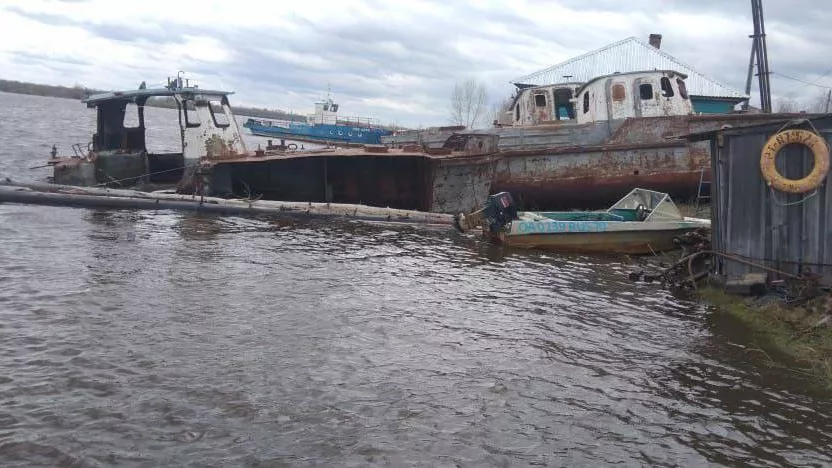 Сгнившие баржи и ржавые автомобили захламили берег реки Тым в Томской области
