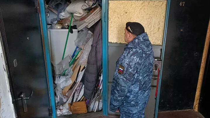 От пола до потолка: житель пятиэтажки в Томске захламил квартиру мусором