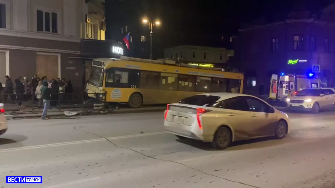 Троллейбус снес ограждение и фонарь на Ленина в Томске