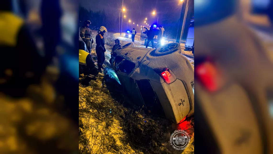 Спасатели вытащили пострадавшего из перевернувшегося автомобиля в Томске