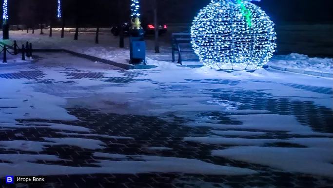 Огромный новогодний шар украли вандалы из парка в поселке Зональный