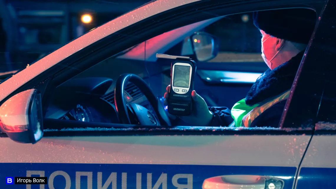 "Чуть-чуть пива выпила": томичка снесла столб с оградой в центре города