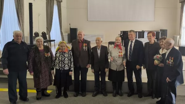 Оксана Козловская вручила медали "80 лет Победы" асиновским ветеранам