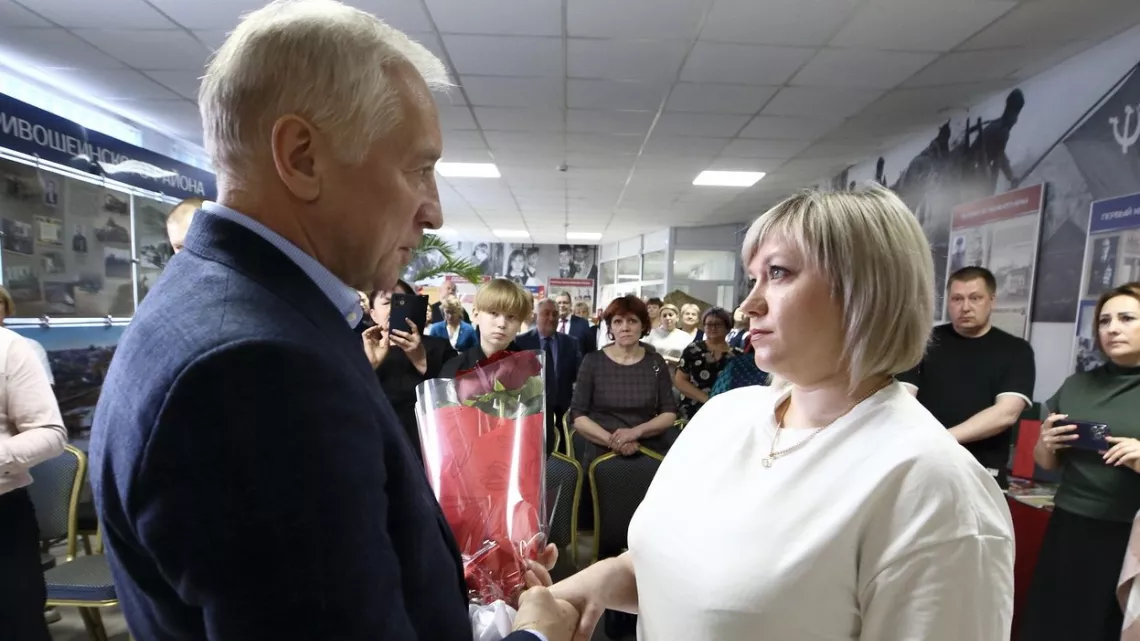 Губернатор Мазур передал семье фельдшера, убитой в Иштане, президентскую медаль