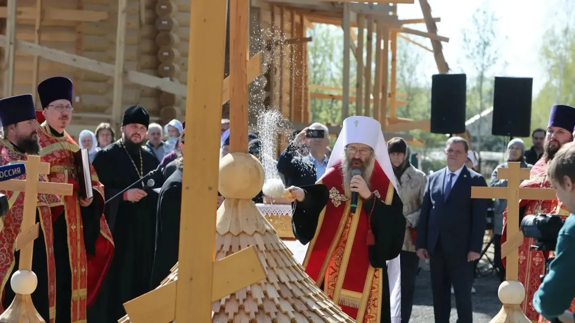 В поселке Хромовка освятили купола строящегося храма Феодора Томского