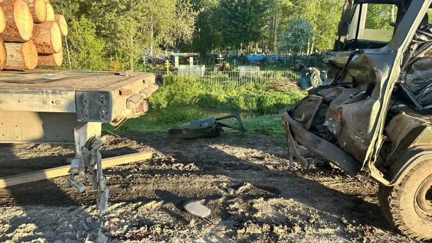 В Томской области УАЗ врезался в стоящий прицеп, водитель в больнице