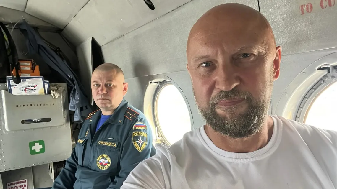 Когда важен каждый метр: мэр Стрежевого осмотрел территорию пожара с вертолета
