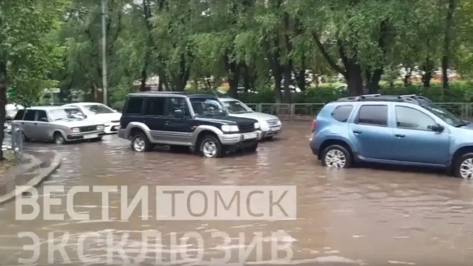 Улицы Томска затопило после сильного дождя