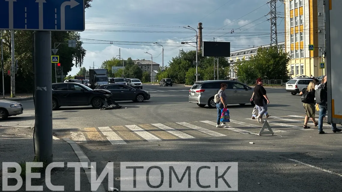 ДТП на перекрестке парализовало улицы Яковлева и Пушкина в Томске