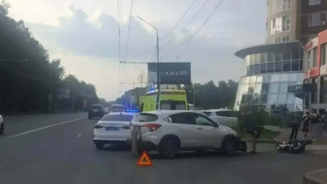 В Томске на перекрестке столкнулись автомобиль и мотоцикл: есть пострадавшие