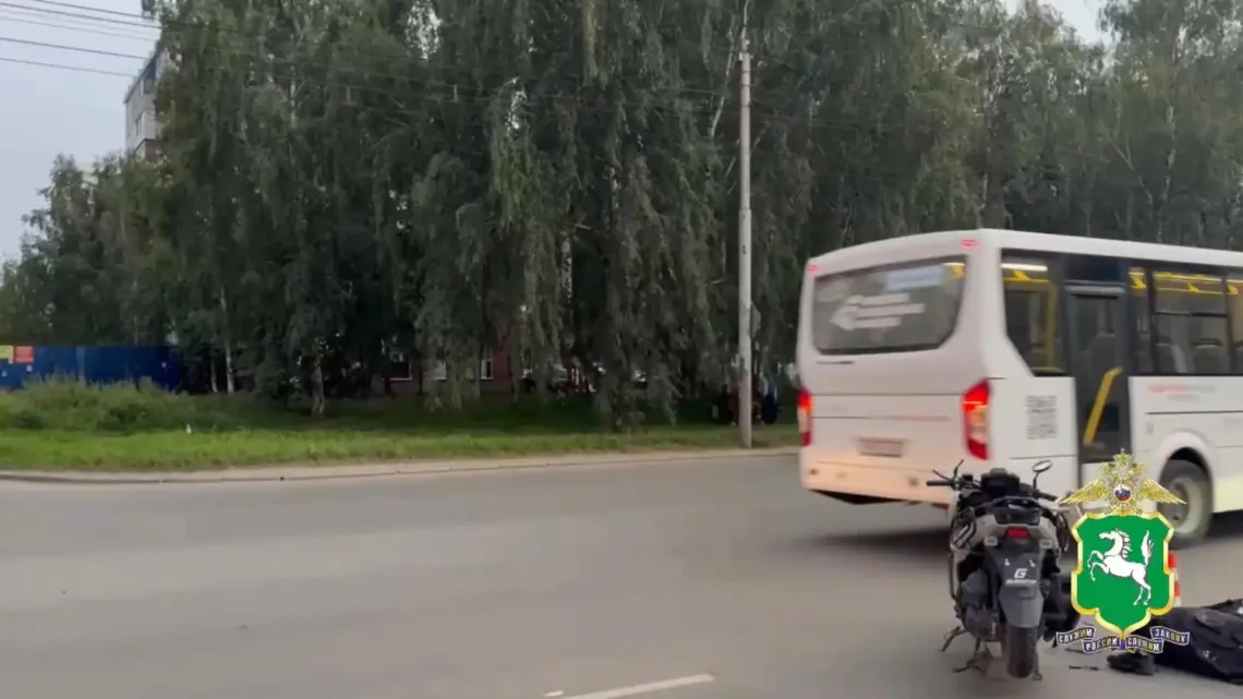 Водитель скутера погиб в ДТП на Иркутском тракте