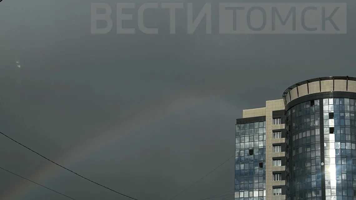 Осеннее чудо: радуга раскрасила пасмурное небо Томска
