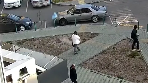 Неизвестные сбросили с высотки пакет с водой на мать с ребенком в Томске: видео