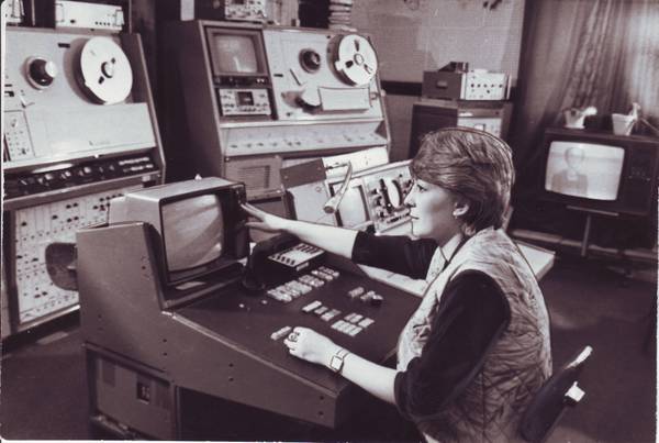 «За работой на первых видеомагнитофонах», 1980-е гг. На фото: Ольга Воскобой, инженер видеозаписи