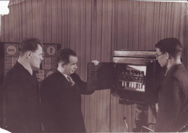 Томские специалисты знакомят гостей с устройством томской телекамеры, 1956 г. На фото: Юрий Иванович Дьяконов, главный инженер телецентра (справа)
