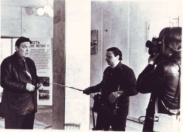 Съемки на Нефтехиме&#44; 1980-е гг. На фото: Игорь Мальцев&#44; звукорежиссер (второй слева); Михаил Скворцов&#44; кинооператор (третий слева)