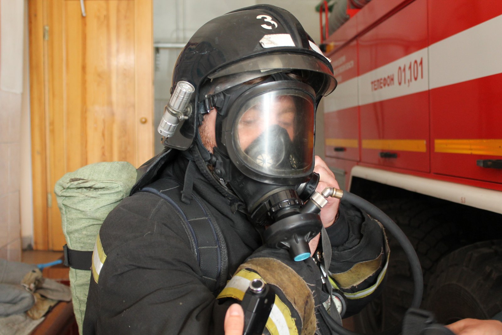 Андрей Ефремов примерил на себя боевое снаряжение пожарного