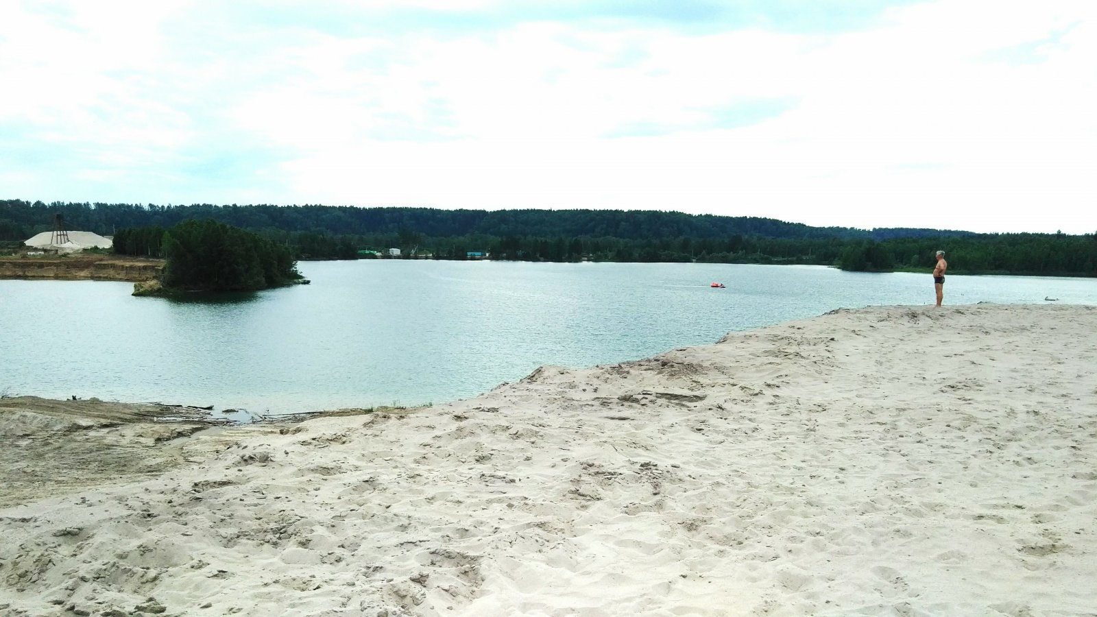 Это озеро образовалось на Кудринском карьере по добыче песка