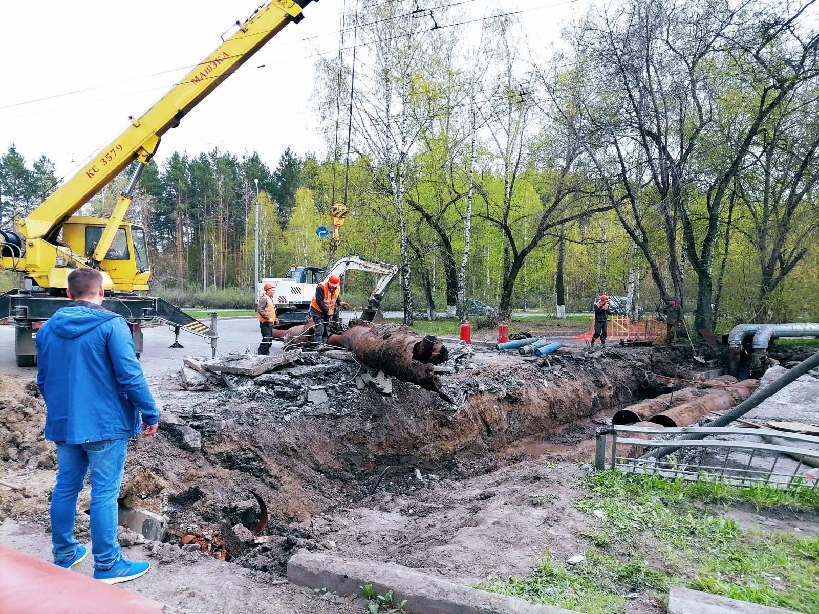 Такие трубы выкопали из-под земли на улице Белы Куна в Томске